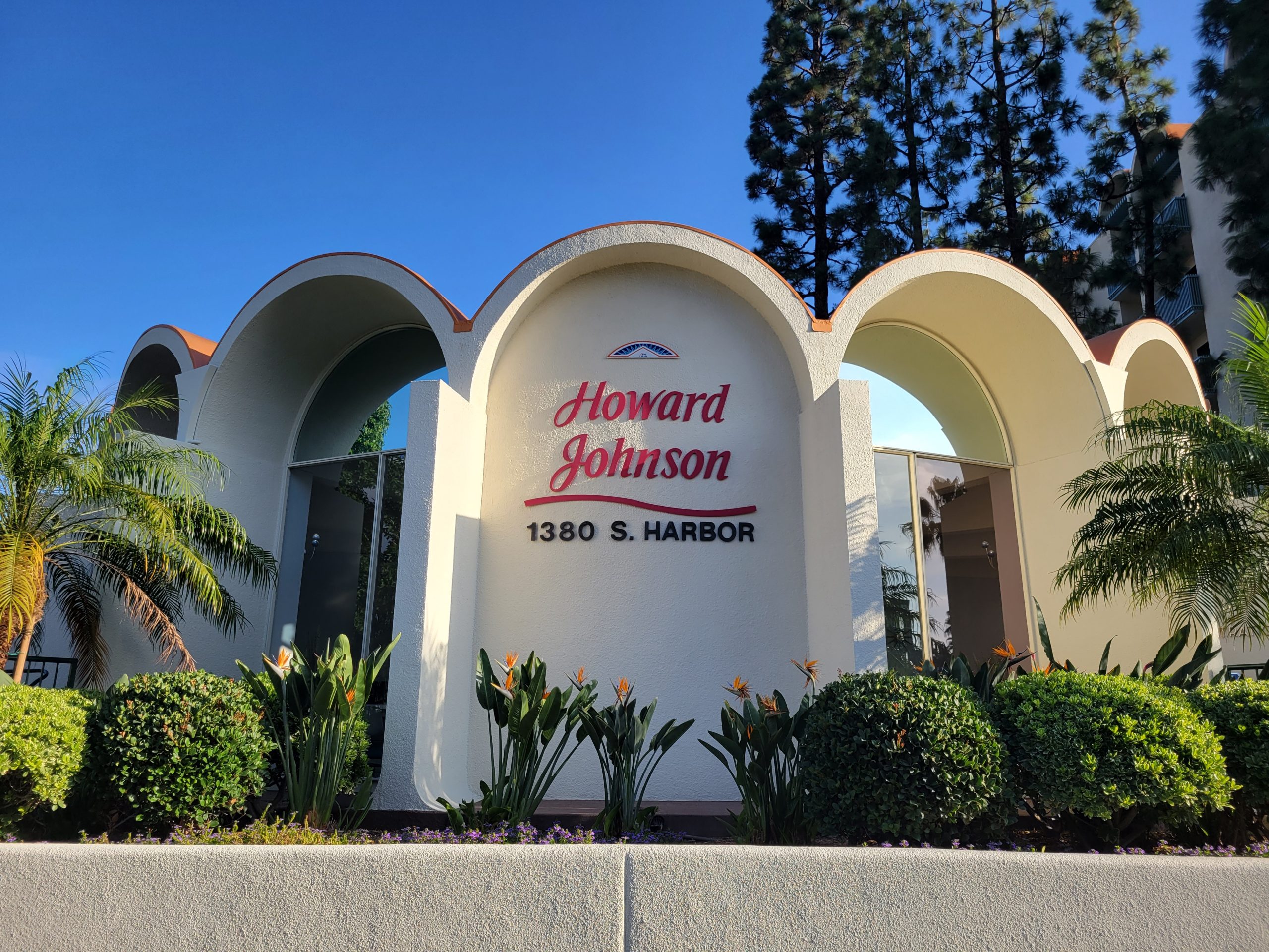 Howard Johnson Anaheim on Harbor Boulevard, entrance sign