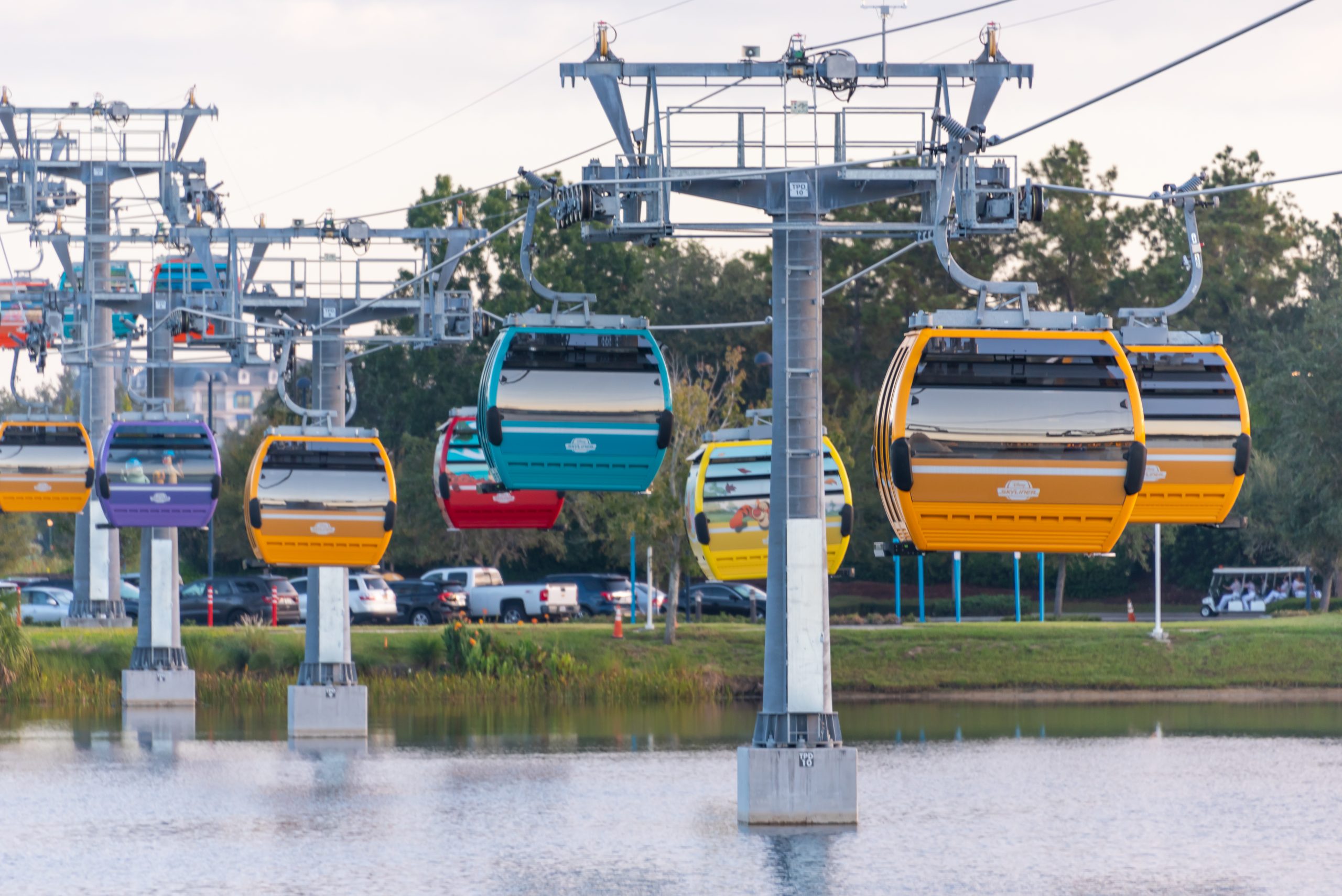 Disney Skyliner, gondolas leaving the station